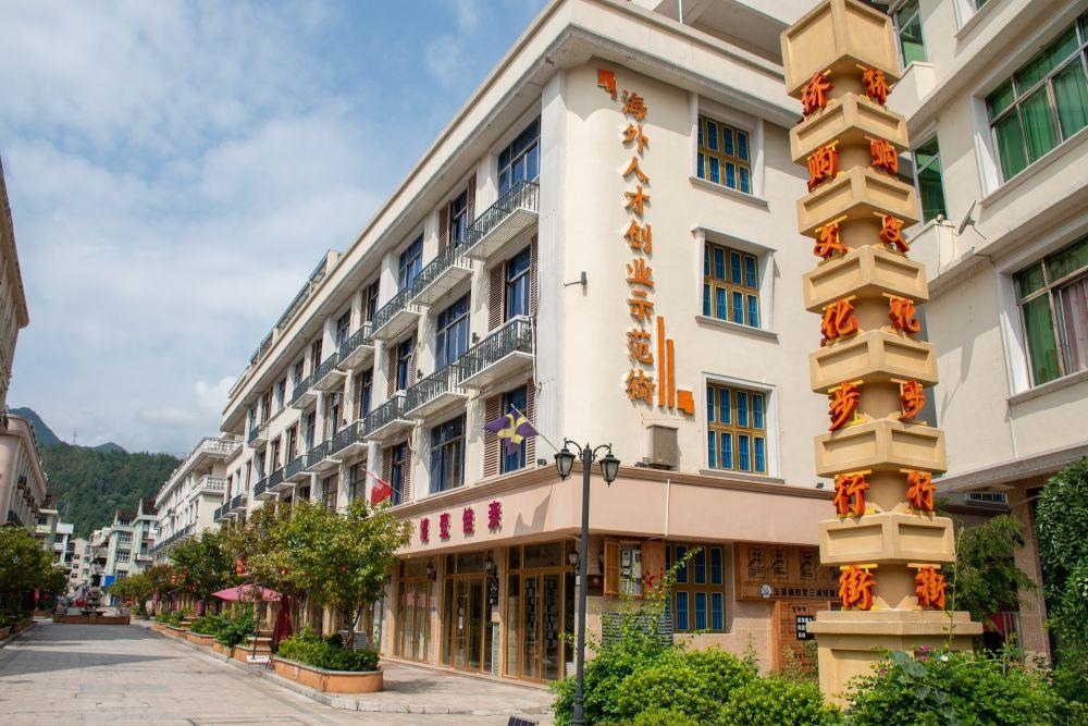 浙江溫州文成縣玉壺鎮(zhèn)是全國(guó)著名僑鄉(xiāng)。近年來(lái)，當(dāng)?shù)胤e極搭建平臺(tái)，吸引華僑回鄉(xiāng)創(chuàng)業(yè)。圖為該鎮(zhèn)的海外人才創(chuàng)業(yè)示范街