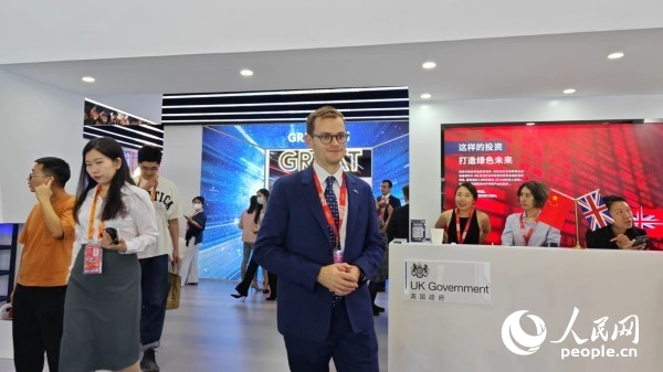 9月2日，英國(guó)館館長(zhǎng)、英國(guó)商業(yè)貿(mào)易部市場(chǎng)推廣主管康鵬接受人民網(wǎng)記者采訪。人民網(wǎng)記者 趙雯博攝
