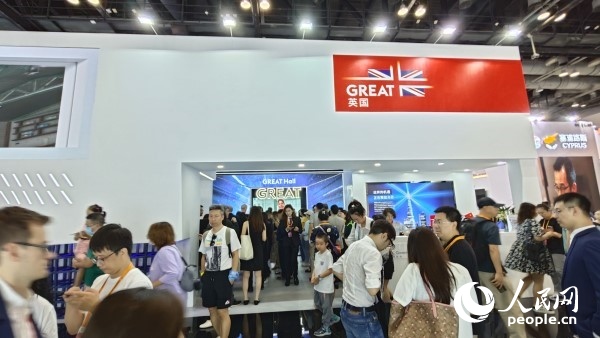 9月3日，英國(guó)館吸引參展觀眾駐足。人民網(wǎng)記者 趙雯博攝