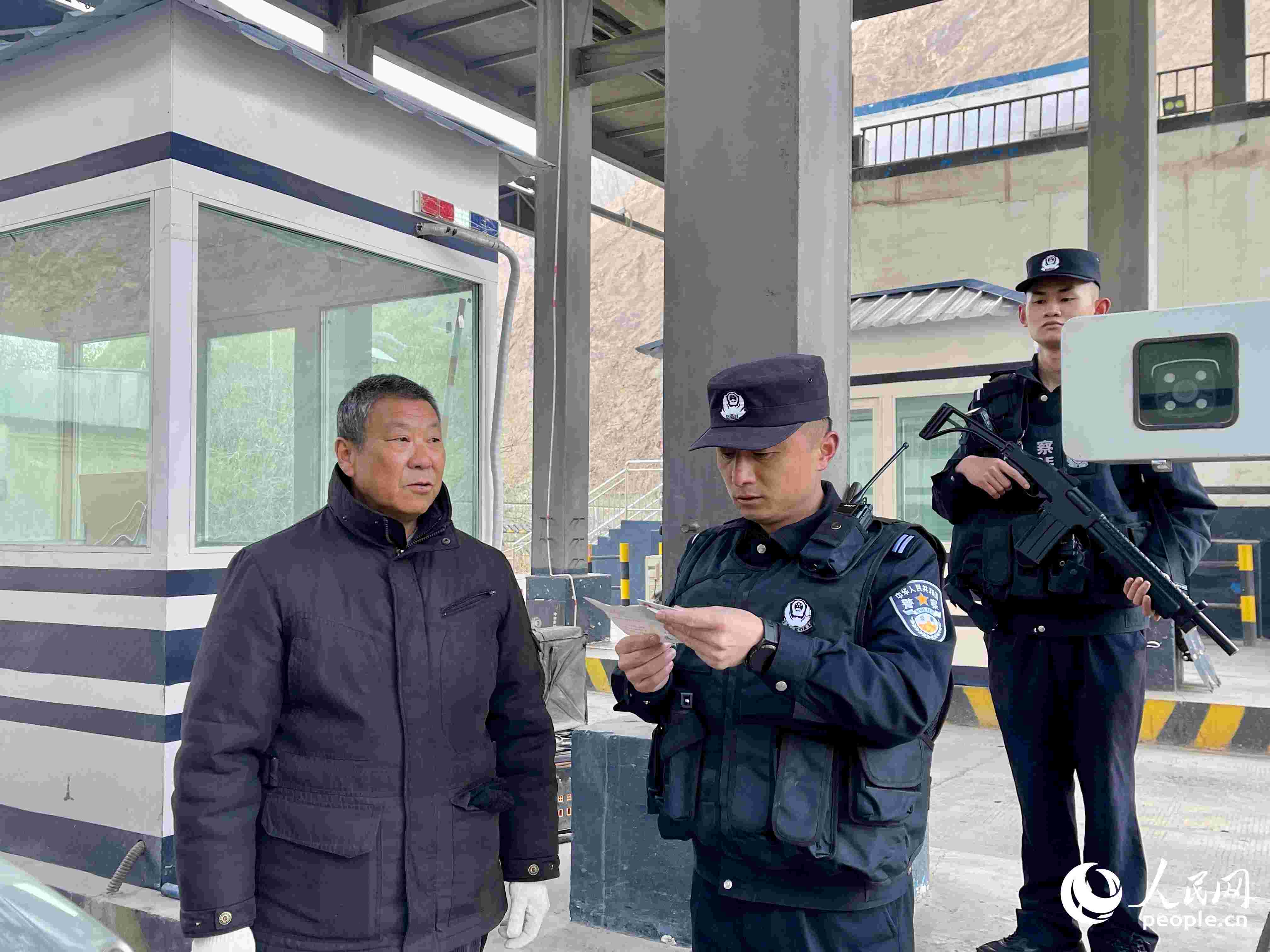 2023年5月10日，在庫(kù)地邊境檢查站，陳暢核對(duì)進(jìn)出邊境管理區(qū)人員信息。人民網(wǎng) 周靜圓攝