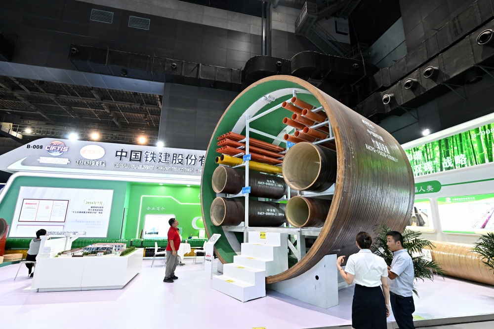 9月2日，在國家體育館舉行的服貿(mào)會環(huán)境服務(wù)專題展上，客商在中國鐵建展位竹纏繞管廊旁了解信息。新華社記者 李鑫 攝