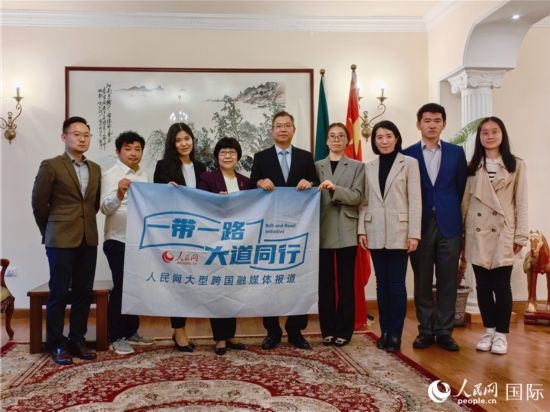 胡長(zhǎng)春大使、駐非盟使團(tuán)工作人員與人民網(wǎng)記者合影。