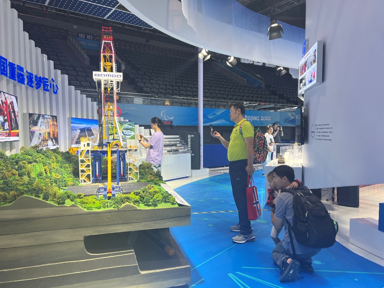 觀展群眾在國家體育館環(huán)境服務(wù)展區(qū)。人民網(wǎng) 歐陽易佳攝