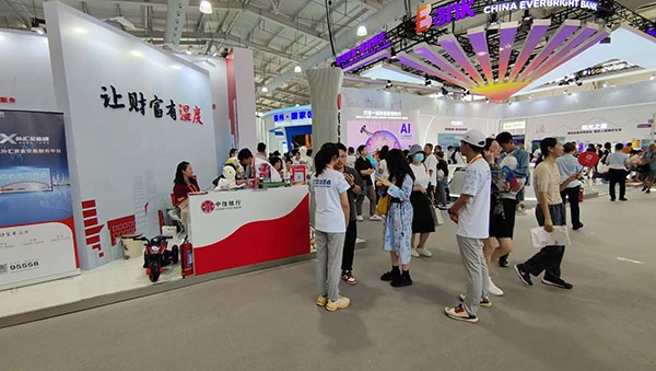 在銀行展臺，“溫度”成為了高頻詞匯。人民網(wǎng)記者 李彤?dāng)z