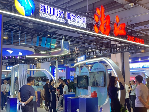 在浙江省交易團展區(qū)，數(shù)字支付技術(shù)吸引了觀展群眾的目光。人民網(wǎng)記者 李彤?dāng)z