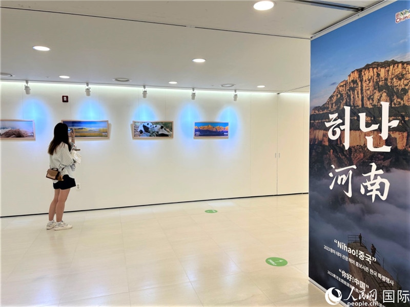 2.民眾參觀“看九曲黃河 聽華夏故事”主題展。人民網(wǎng)記者 馬菲攝