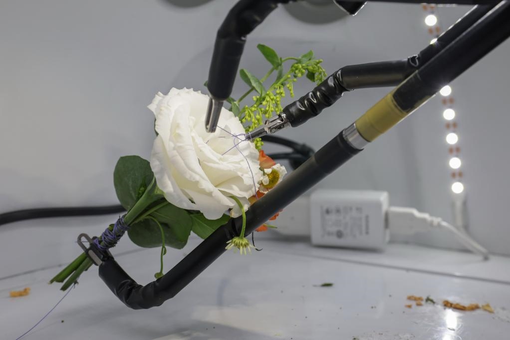 9月4日，在服貿(mào)會首鋼園區(qū)北京友誼醫(yī)院展臺，圖邁單臂腔鏡手術(shù)機器人用手術(shù)線打結(jié)。新華社記者 張玉薇 攝