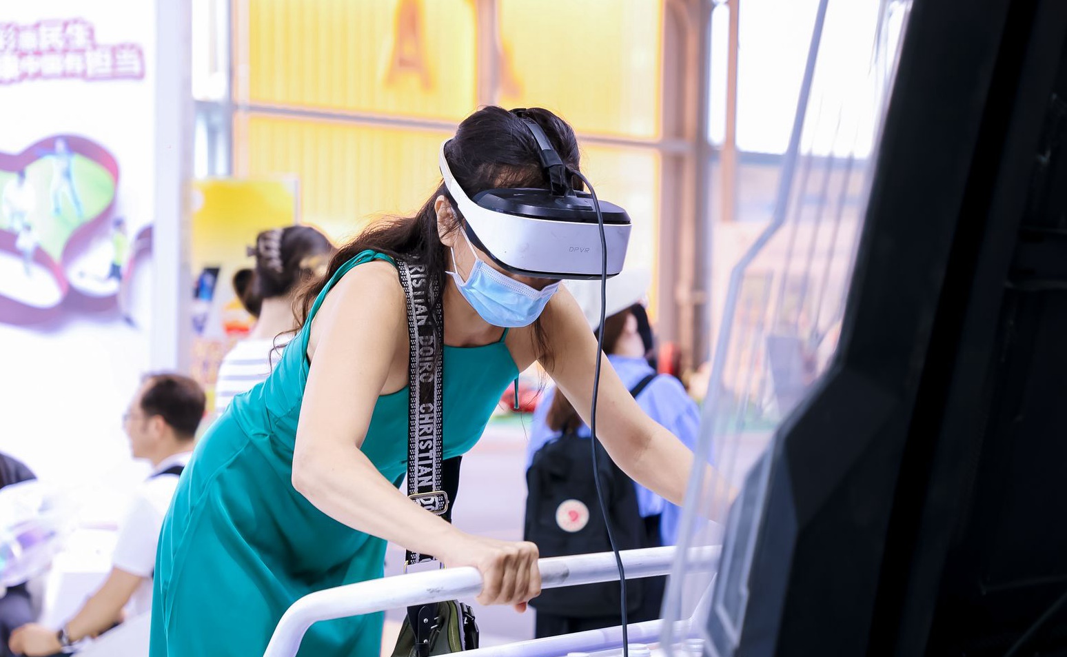 觀眾參與AI體驗(yàn)。圖片來源：中國國際服務(wù)貿(mào)易交易會