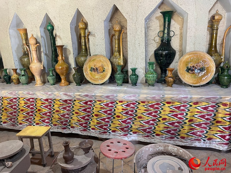 游客制作土陶體驗(yàn)區(qū)。人民網(wǎng)記者 常雪梅攝