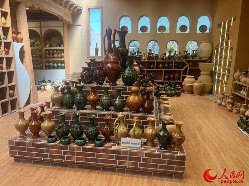 土陶展覽館內(nèi)展示的精美土陶制品。人民網(wǎng)記者 常雪梅攝