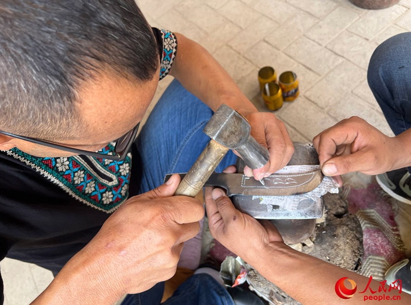 手工制作英吉沙小刀。人民網(wǎng)記者 常雪梅攝