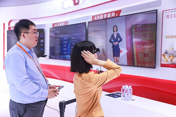 在工商銀行展臺，數(shù)字員工“工曉伴”與觀展游客互動。受訪者供圖