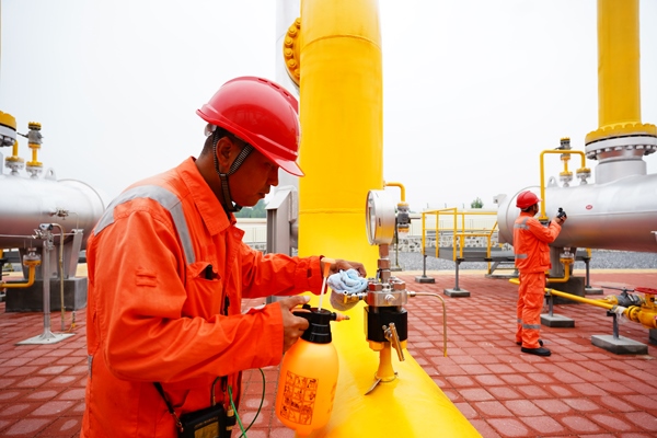西氣東輸湖廣輸氣分公司員工在投產(chǎn)現(xiàn)場進(jìn)行天然氣驗(yàn)漏檢測。唐瑋峰攝