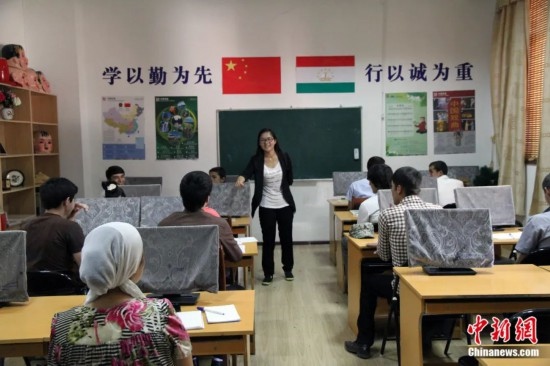 2014年，塔吉克斯坦國立民族大學(xué)的孔子學(xué)院內(nèi)，教師正在為塔吉克斯坦學(xué)生授課。田冰 攝