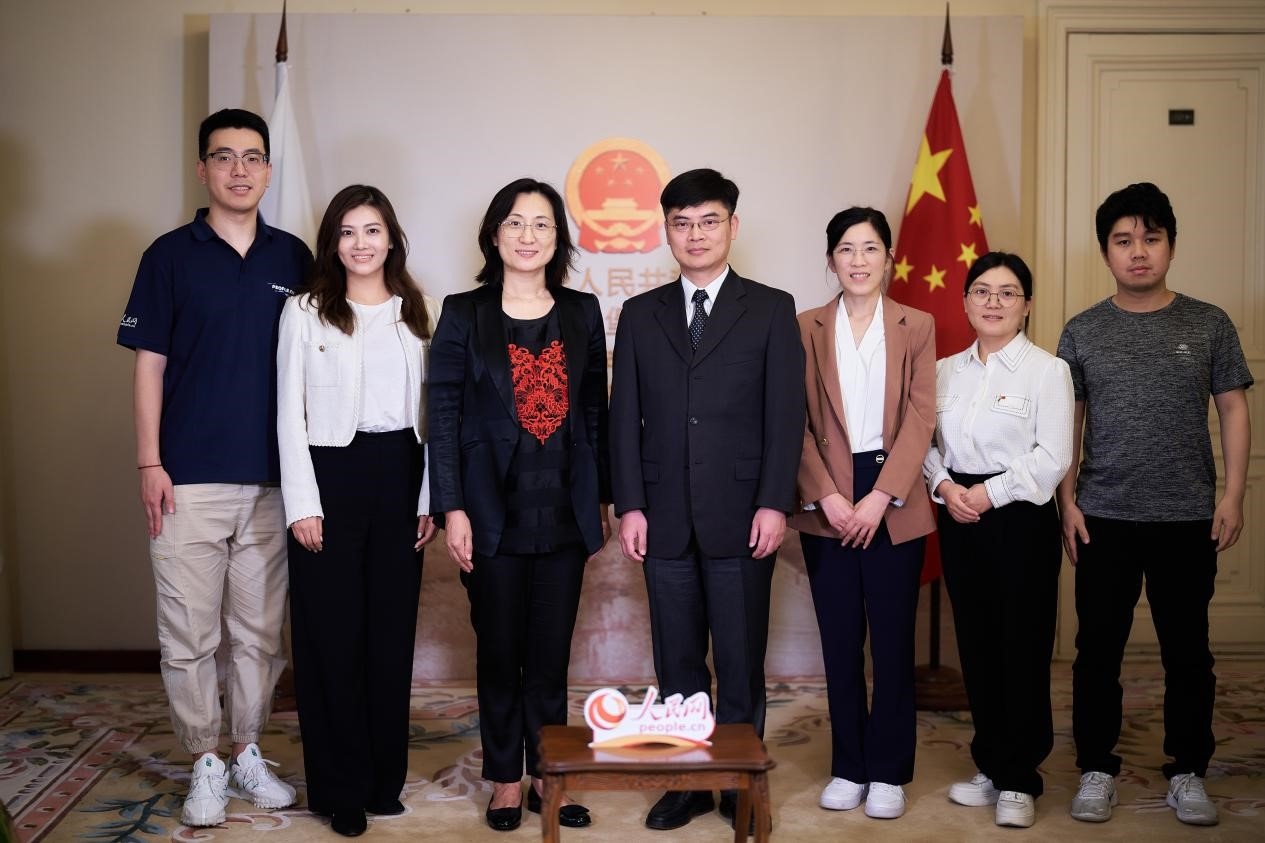 中國駐圣彼得堡副總領(lǐng)事張曉慶（左四）與人民網(wǎng)記者合影。