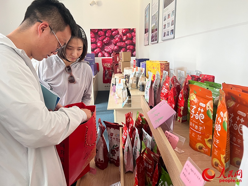 消費(fèi)者在選購(gòu)產(chǎn)品。人民網(wǎng)記者 常雪梅攝