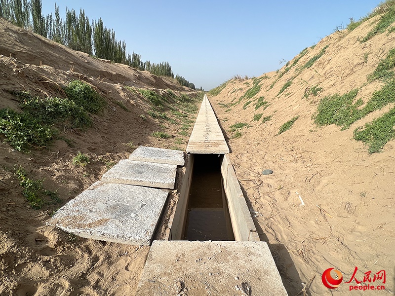 打開蓋板，可見水在寬一米、深一米的渠道內(nèi)暢通流過。人民網(wǎng)記者 常雪梅攝