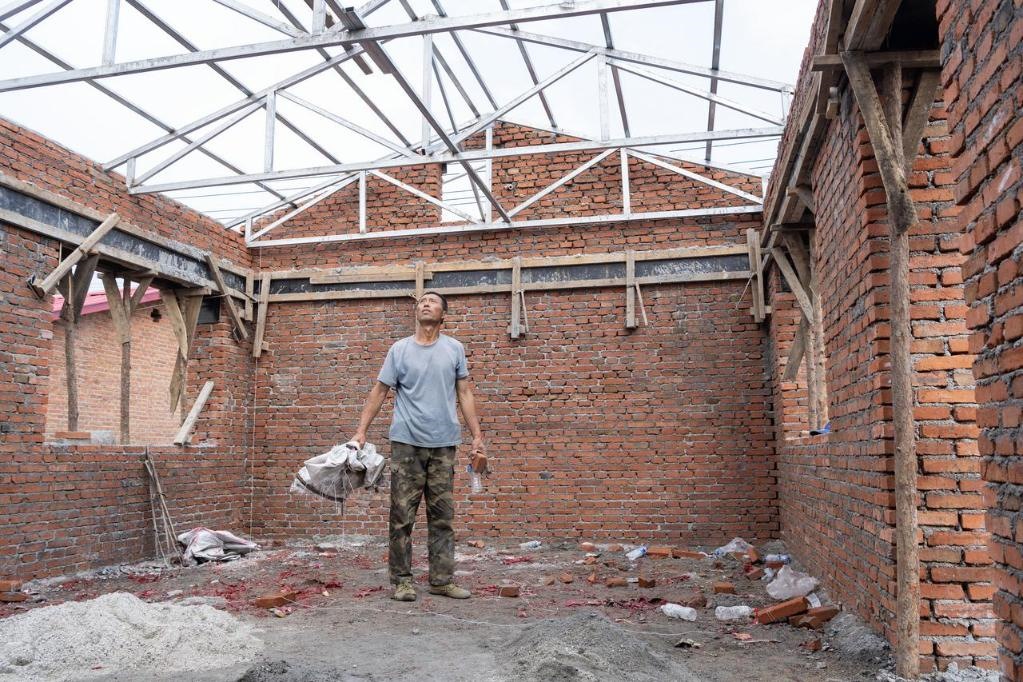 近日，在黑龍江省尚志市老街基鄉(xiāng)基豐村，村民劉環(huán)茂查看新建的房屋。新華社記者 謝劍飛 攝