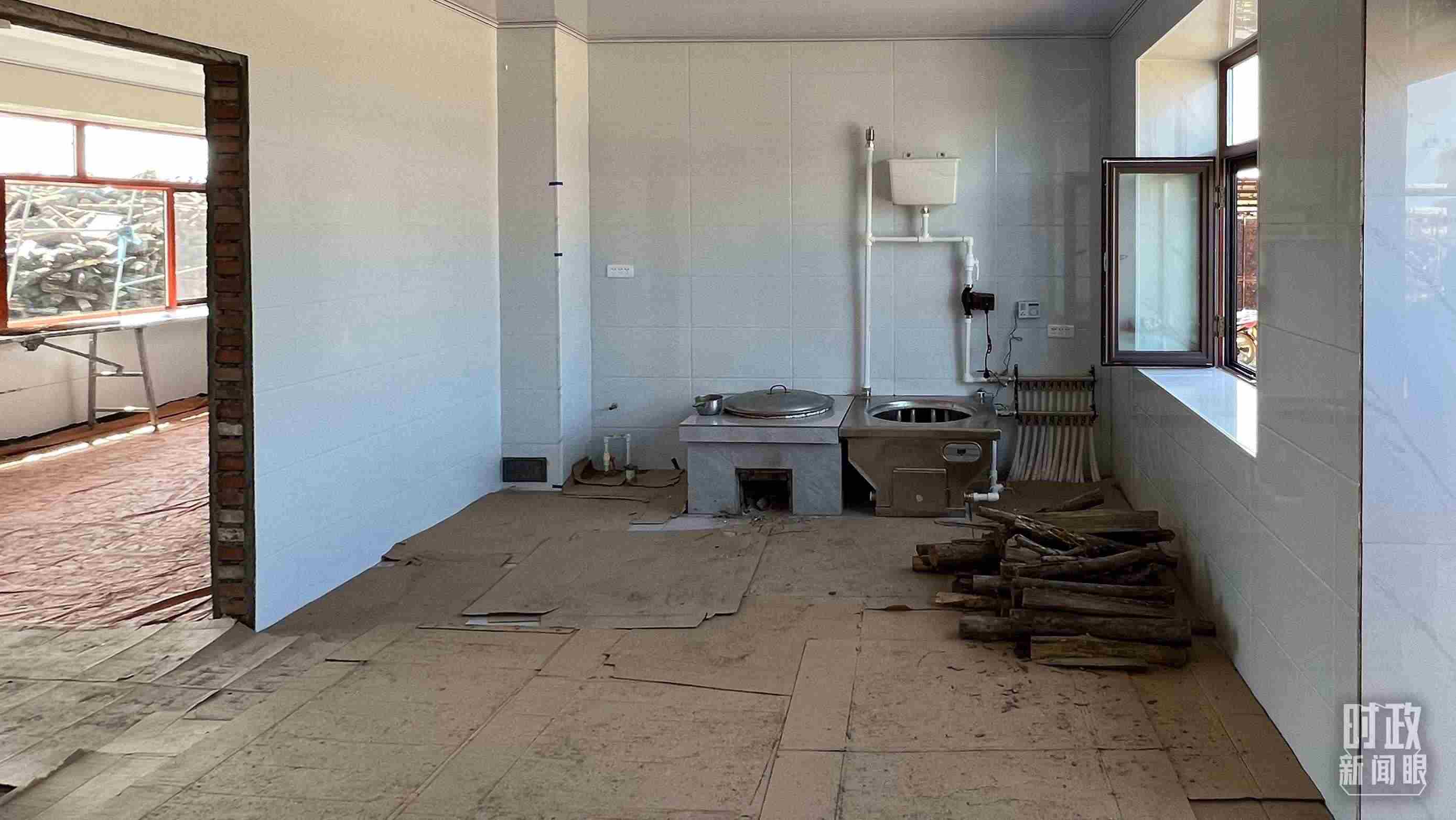 △龍王廟村內(nèi)，受災(zāi)房屋內(nèi)部正在進(jìn)行翻修。（總臺(tái)央視記者邢彬拍攝）