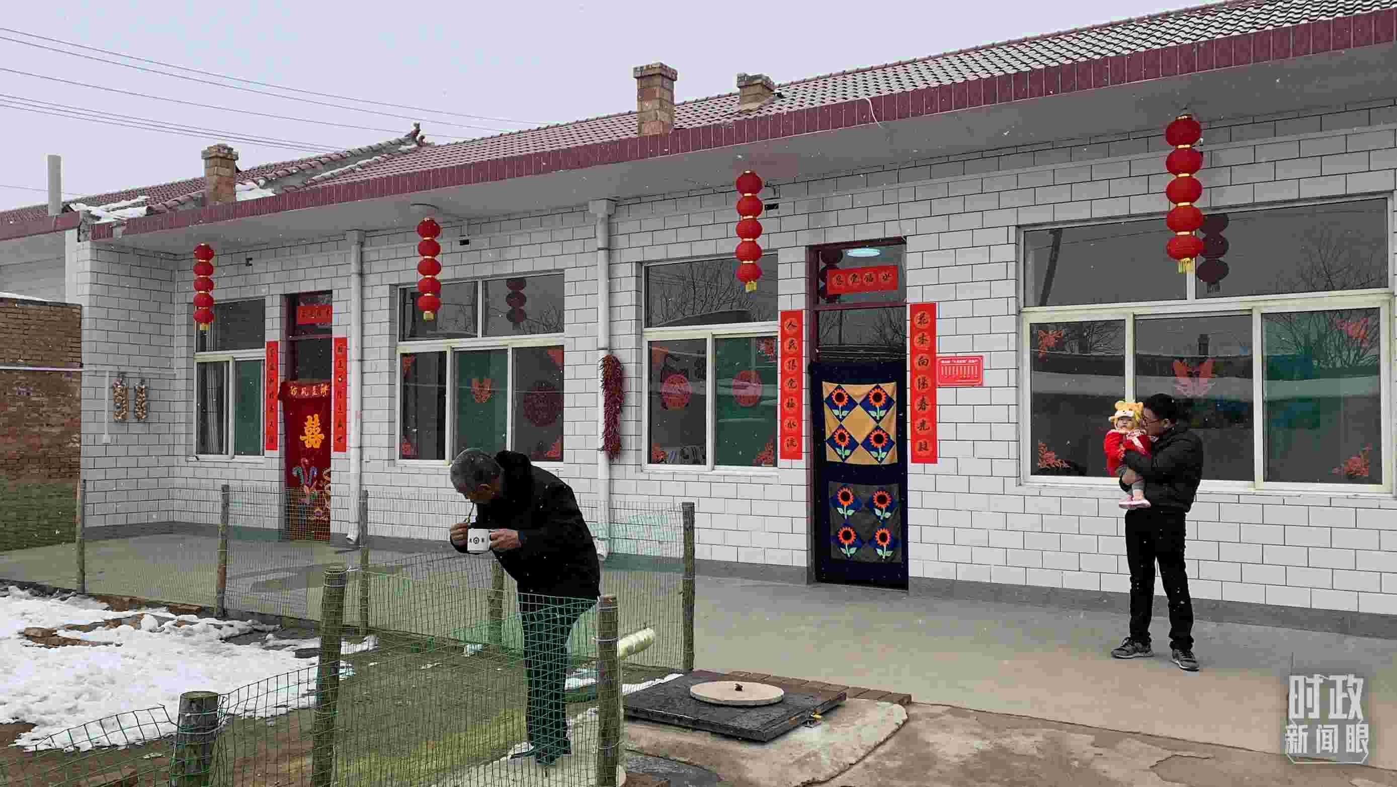 △ 當(dāng)年春節(jié)來臨之前，馮南垣村受災(zāi)村民全部搬進(jìn)了新家。（總臺(tái)央視記者段德文拍攝）