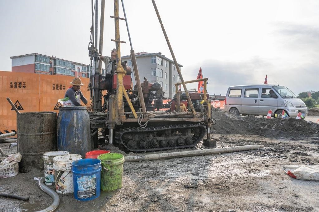 近日，在黑龍江省尚志市老街基鄉(xiāng)，施工人員正在作業(yè)。新華社記者 謝劍飛 攝