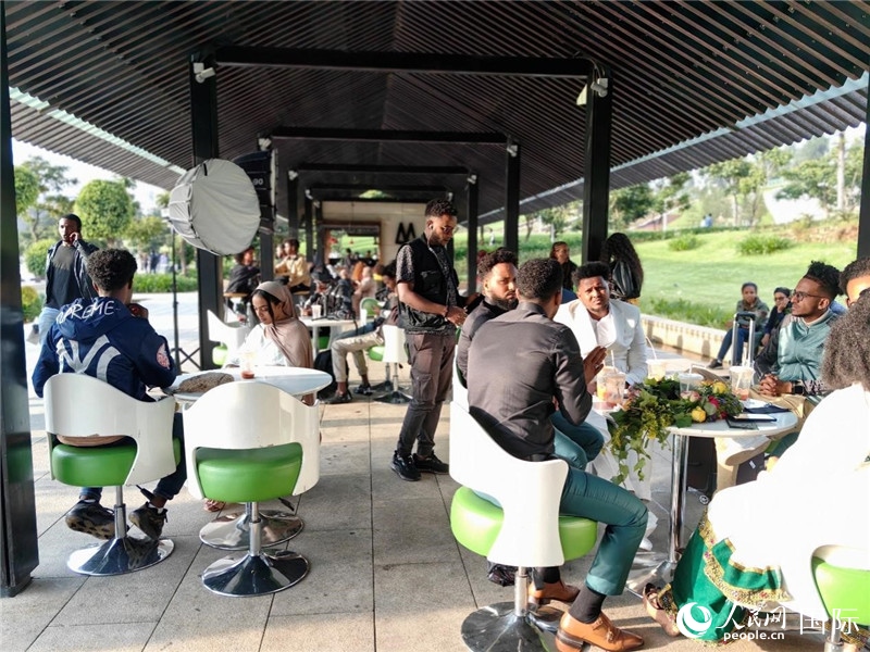 友誼廣場(chǎng)的果汁店一座難求。人民網(wǎng)記者 陳星星攝