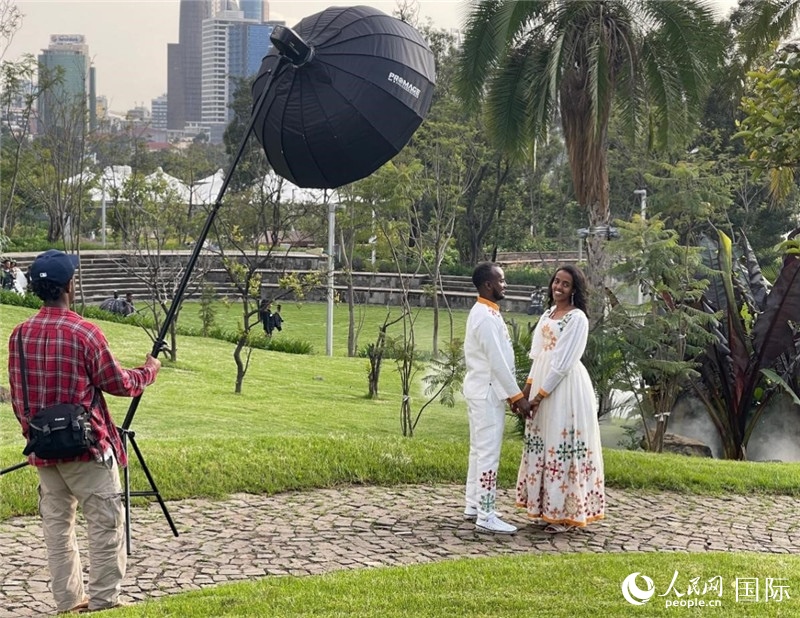 一對(duì)新人在友誼廣場(chǎng)拍照。人民網(wǎng)記者 趙艷紅攝