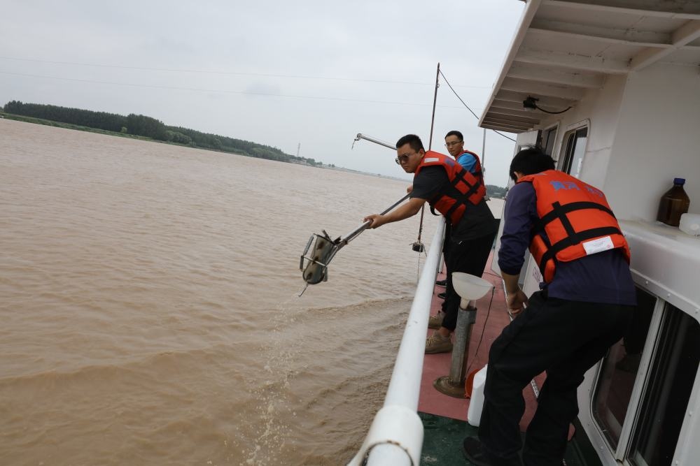 2023年6月29日，調(diào)水調(diào)沙期間，黃河下游利津水文站工作人員在進(jìn)行取沙作業(yè)。新華社記者 劉詩平 攝