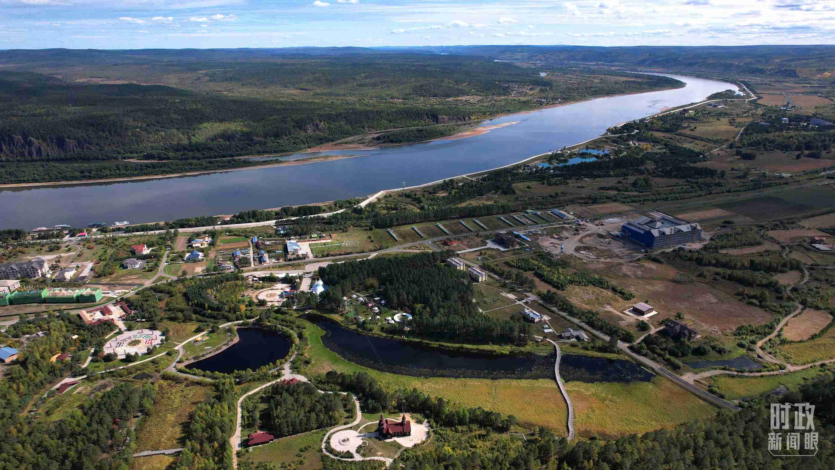 △北極村北邊是中俄界江黑龍江。（總臺(tái)國(guó)廣記者李晉拍攝）