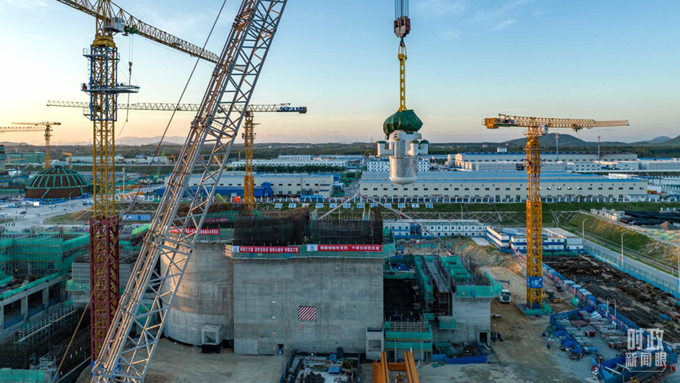 △8月10日，由中國(guó)第一重型機(jī)械股份公司承制的玲龍一號(hào)反應(yīng)堆核心模塊“玲龍之心”成功吊裝。（圖/國(guó)務(wù)院國(guó)資委網(wǎng)站）