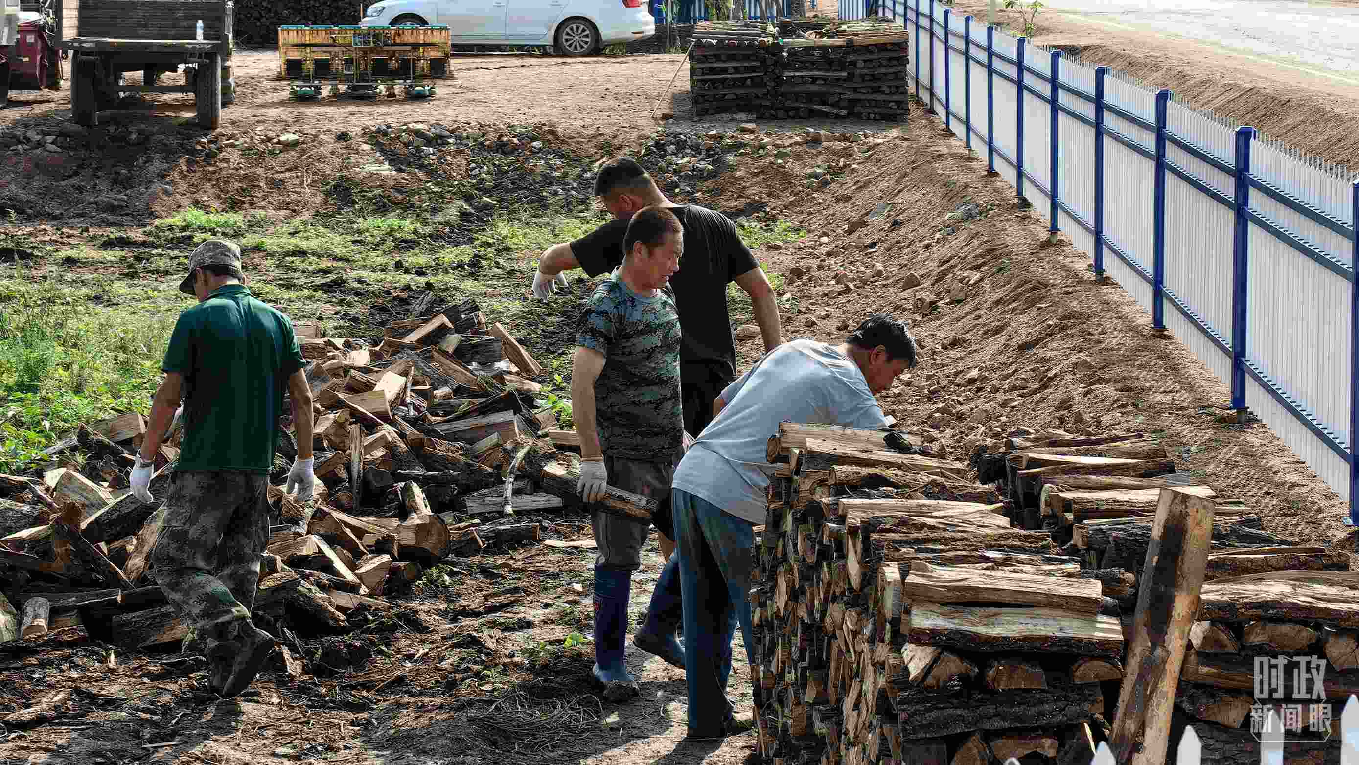 △村民正在整理家中被洪水沖垮的柴火垛。（總臺(tái)央廣記者潘毅拍攝）