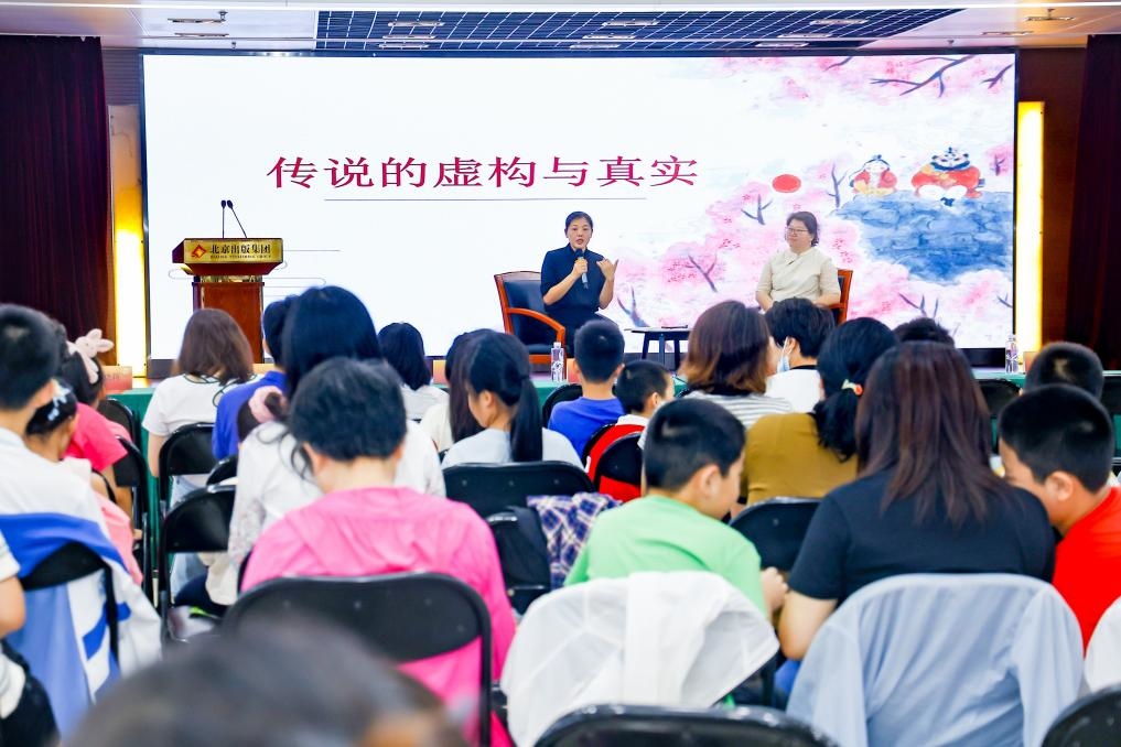 經(jīng)典閱讀進(jìn)社區(qū)——十月少年文學(xué)創(chuàng)享會走進(jìn)裕中東里。主辦方供圖