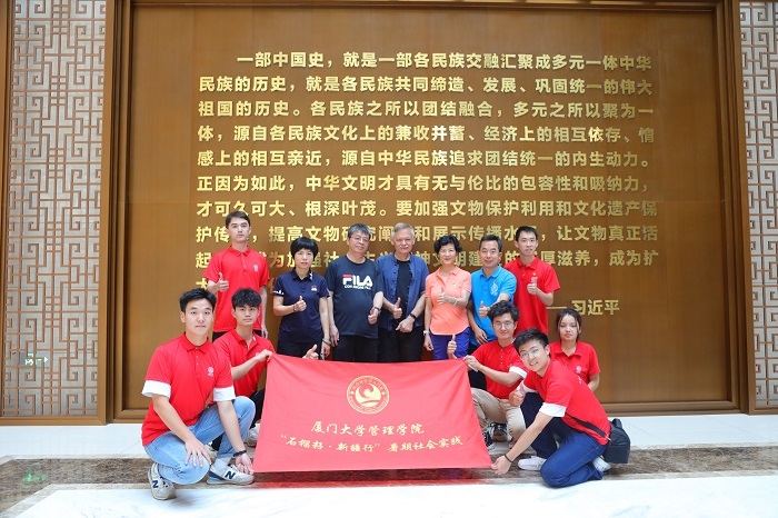 潘維廉和實(shí)踐隊師生在昌吉州博物館合影。主辦方供圖