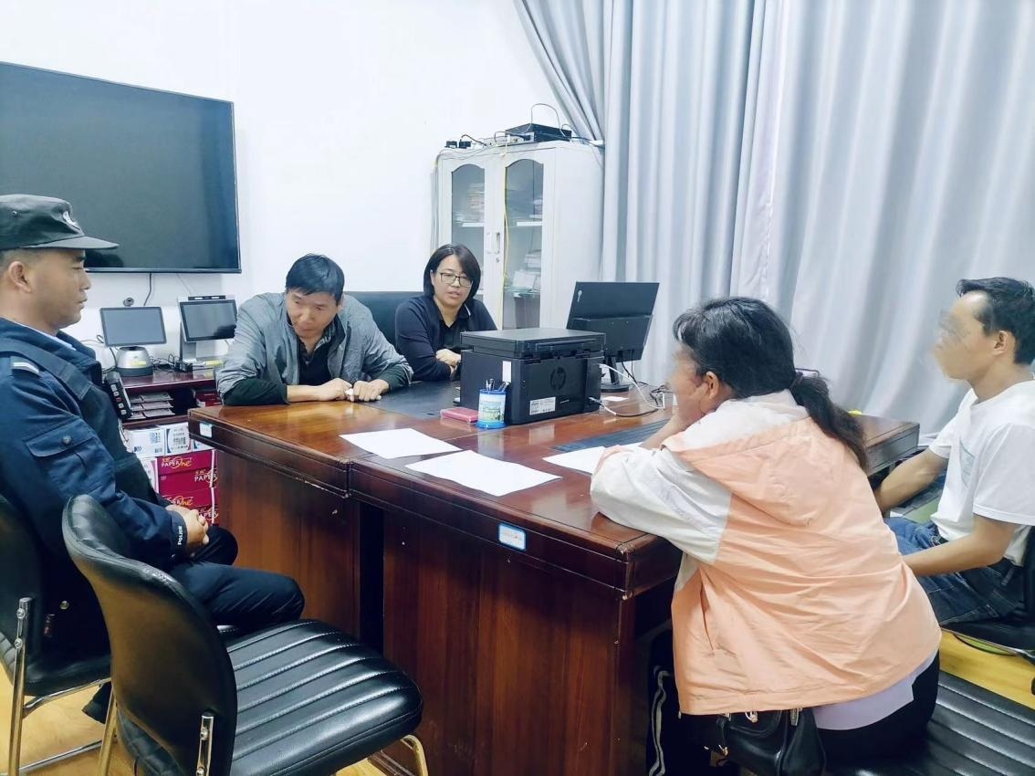 2023年8月4日，和立峰（左二）在調(diào)解一起家庭婚姻糾紛。受訪者供圖