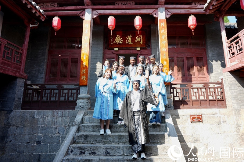 圖為選手們在海會(huì)書院內(nèi)合影留念。人民網(wǎng) 盧鵬宇攝