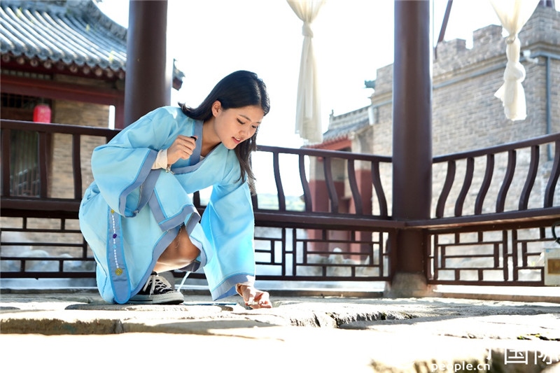 圖為選手在“曲水流觴亭”將“桃心”蠟燭放入渠中。人民網(wǎng) 盧鵬宇攝