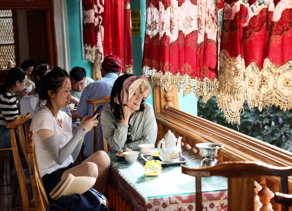游客在新疆喀什古城景區(qū)百年老茶館內(nèi)品茶小憩（2023年9月7日攝）。新華社記者 蘭紅光 攝