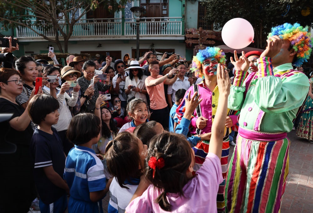 演員與小朋友在新疆喀什古城景區(qū)互動(dòng)（2023年9月7日攝）。新華社記者 蘭紅光 攝