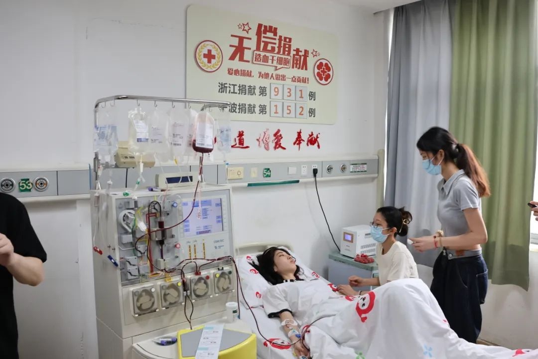 陸冰冰（右三）捐獻(xiàn)185毫升造血干細(xì)胞。受訪者供圖