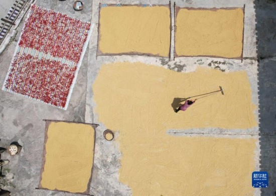 9月16日，村民在貴州省黔東南苗族侗族自治州施秉縣馬溪鄉(xiāng)王家坪村晾曬稻谷（無(wú)人機(jī)照片）。