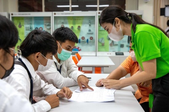 3月14日，在泰國大城府大城技術(shù)學(xué)院魯班工坊，教師（右一）給學(xué)生上課。新華社記者 王騰 攝