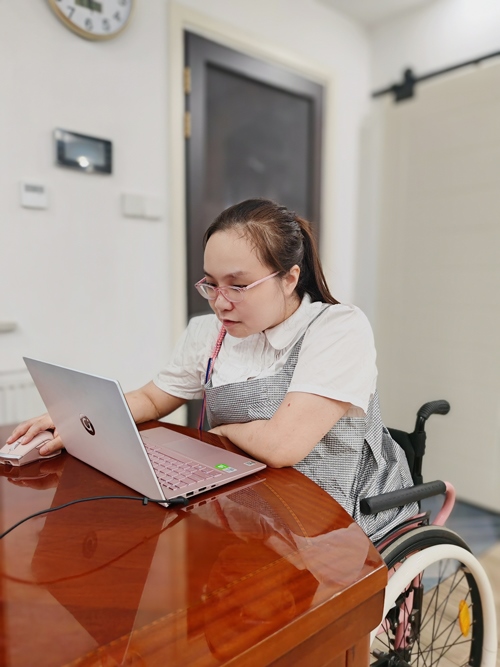 杜誠誠在準(zhǔn)備電影講解稿。 魏涵玉攝