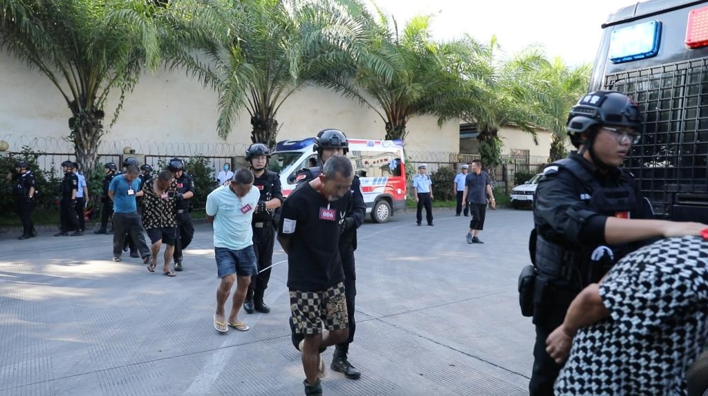 圖為涉詐犯罪嫌疑人移交我方。