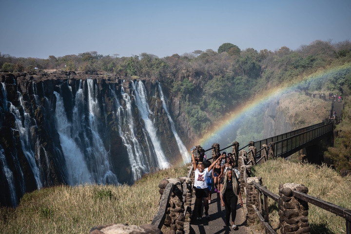8月21日，游客在贊比亞觀賞維多利亞瀑布景色。