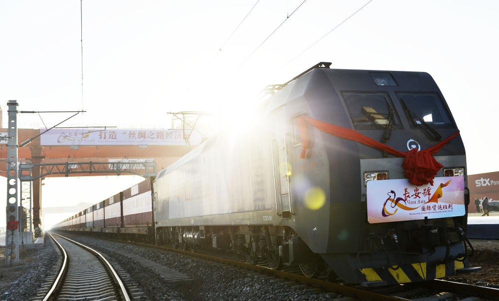 2013年11月28日，首趟由西安發(fā)往哈薩克斯坦阿拉木圖的長(zhǎng)安號(hào)國(guó)際貨運(yùn)列車等待出發(fā)。新華社記者 劉瀟 攝