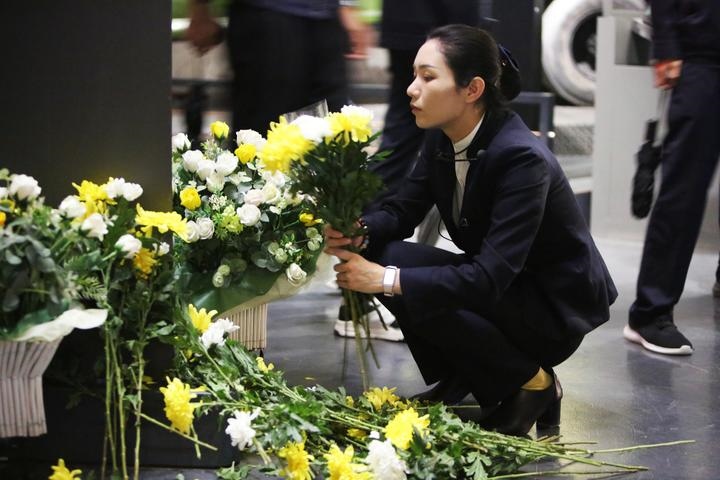 9月18日，工作人員在侵華日軍第七三一部隊罪證陳列館整理花束。新華社記者 石楓 攝