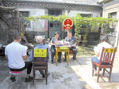 圖②：法庭在農(nóng)家小院開展巡回審判。