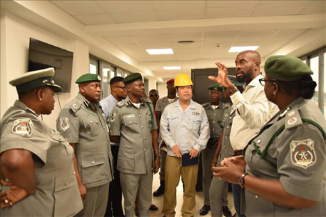 萊基港員工向海關(guān)工作人員講解掃描儀使用方法。受訪者供圖