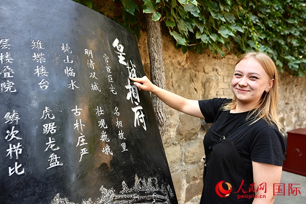 選手金雪花（波蘭）在古堡內(nèi)留影。人民網(wǎng) 盧鵬宇攝