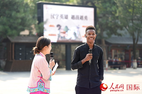 選手王安（乍得）挑戰(zhàn)“漢字英雄·越戰(zhàn)越勇”游戲。人民網(wǎng) 盧鵬宇攝